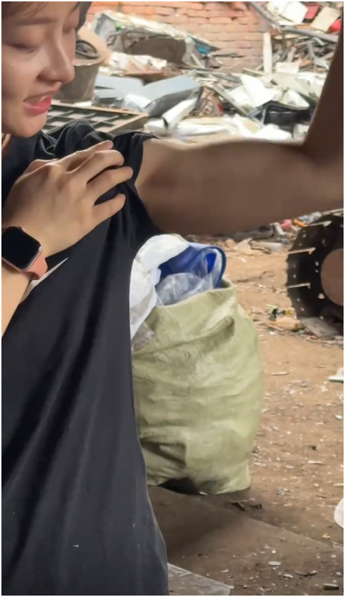 Bất ngờ với c&ocirc;ng việc của c&ocirc; g&aacute;i 26 tuổi thu gom đồng n&aacute;t kiếm 3 triệu / ng&agrave;y - Ảnh 4.