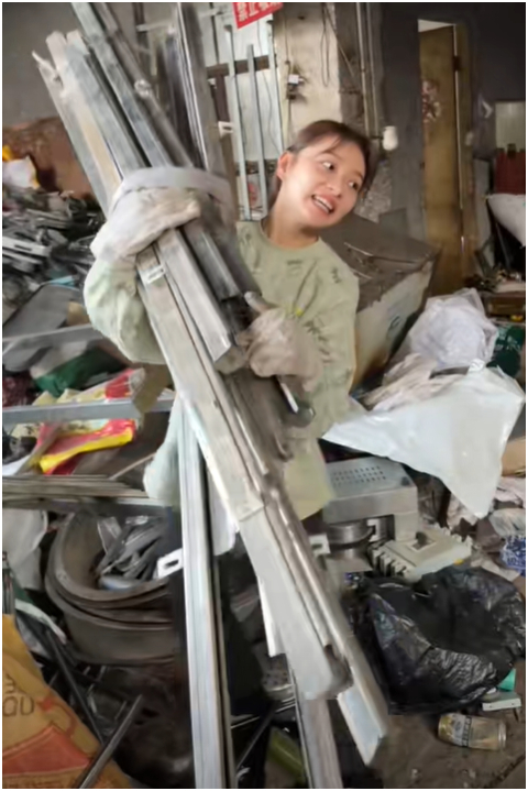 Bất ngờ với c&ocirc;ng việc của c&ocirc; g&aacute;i 26 tuổi thu gom đồng n&aacute;t kiếm 3 triệu / ng&agrave;y - Ảnh 5.