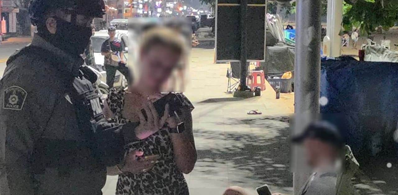 Cặp đ&ocirc;i c&oacute; h&agrave;nh động phản cảm tr&ecirc;n ghế ở b&atilde;i biển, cảnh s&aacute;t v&agrave;o cuộc điều tra - Ảnh 1.