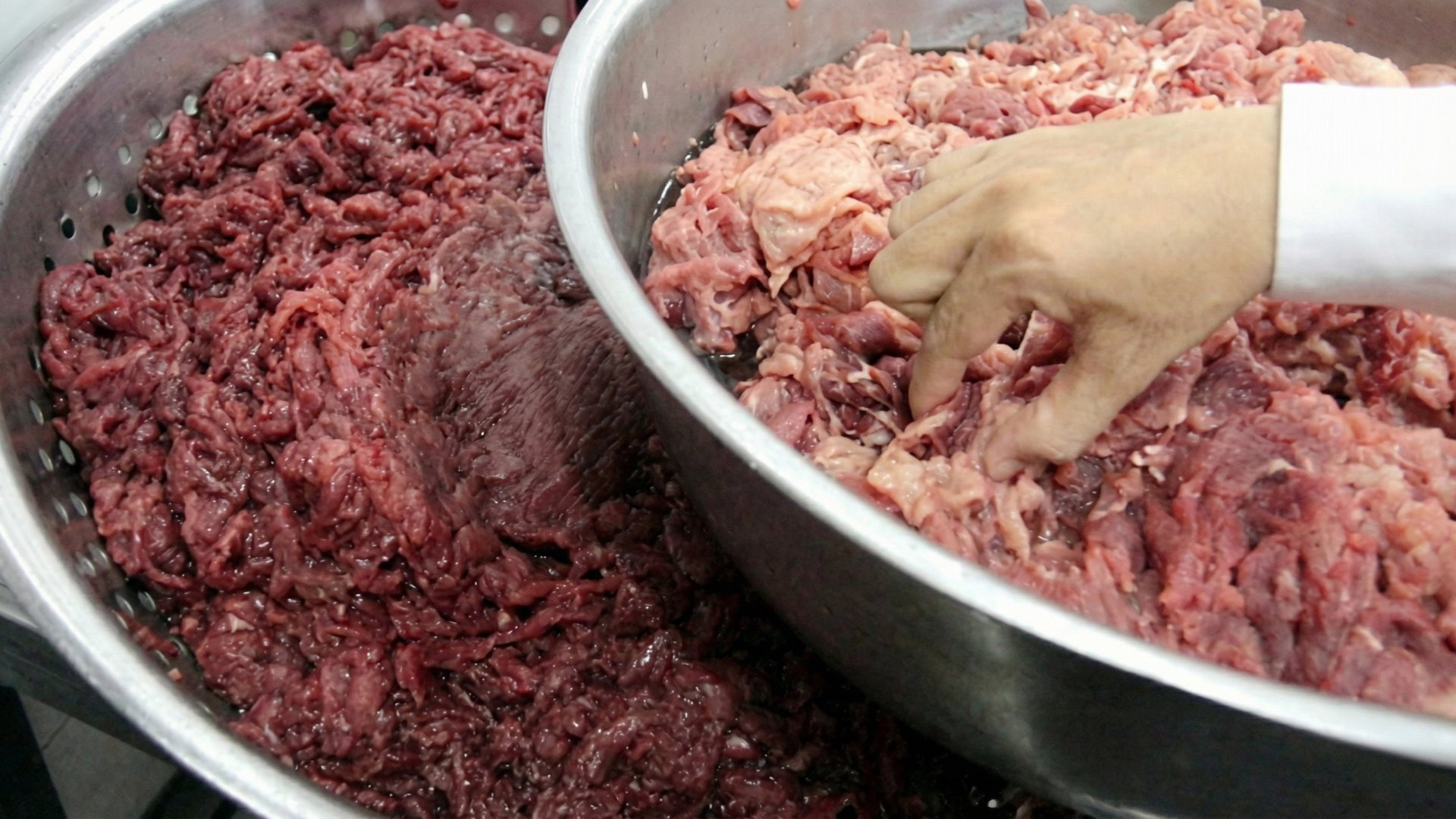 Kiểm tra h&agrave;nh ch&iacute;nh triệt ph&aacute; đường d&acirc;y sản xuất thịt b&ograve; giả tại TP . HCM - Ảnh 1.