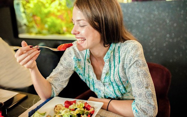 80% c&aacute;c trường hợp ung thư được chẩn đo&aacute;n ở giai đoạn muộn! Một th&oacute;i quen ăn uống l&agrave; nguy&ecirc;n nh&acirc;n h&agrave;ng đầu g&acirc;y tử vong do ung thư - Ảnh 2.