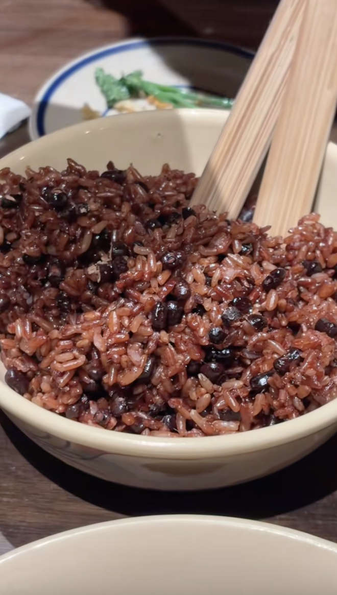 Bữa cơm nh&agrave; gi&aacute; 1,8 triệu khiến 4 vị kh&aacute;ch T&acirc;y ngỡ ng&agrave;ng khi du lịch H&agrave; Nội- Ảnh 5.