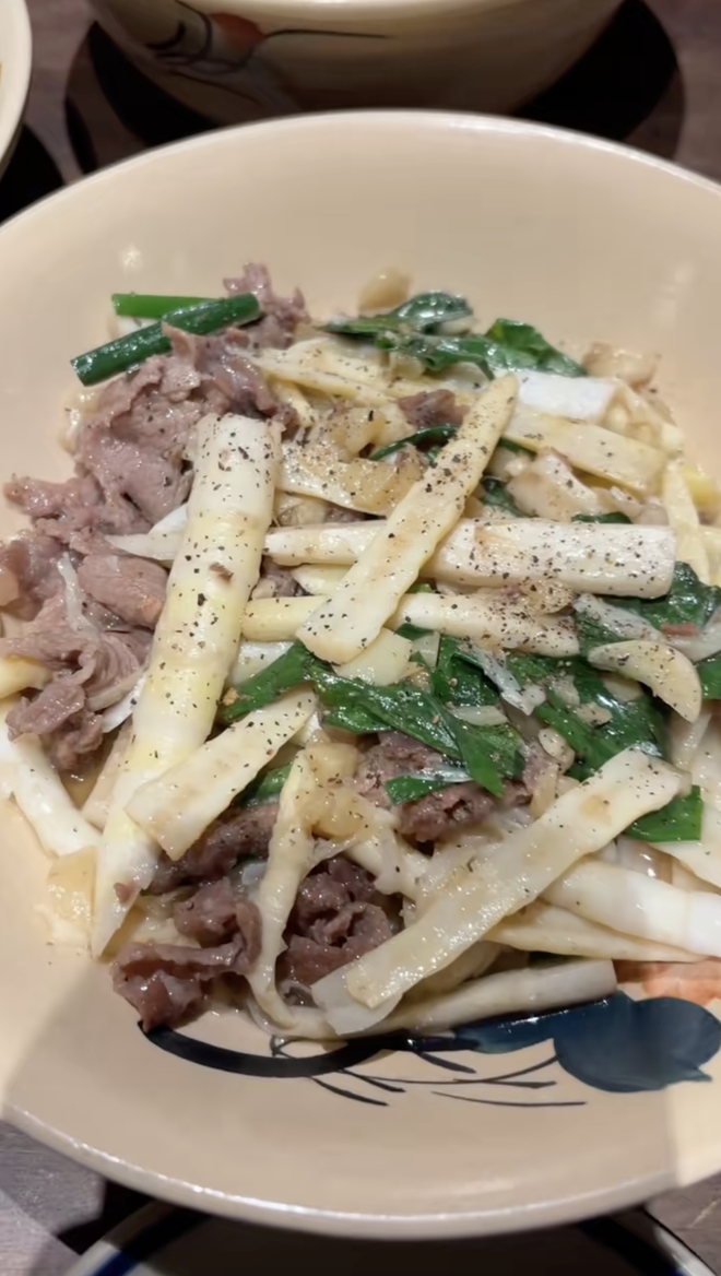 Bữa cơm nh&agrave; gi&aacute; 1,8 triệu khiến 4 vị kh&aacute;ch T&acirc;y ngỡ ng&agrave;ng khi du lịch H&agrave; Nội- Ảnh 7.