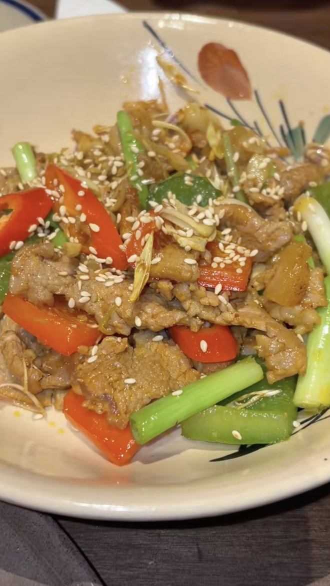 Bữa cơm nh&agrave; gi&aacute; 1,8 triệu khiến 4 vị kh&aacute;ch T&acirc;y ngỡ ng&agrave;ng khi du lịch H&agrave; Nội- Ảnh 9.