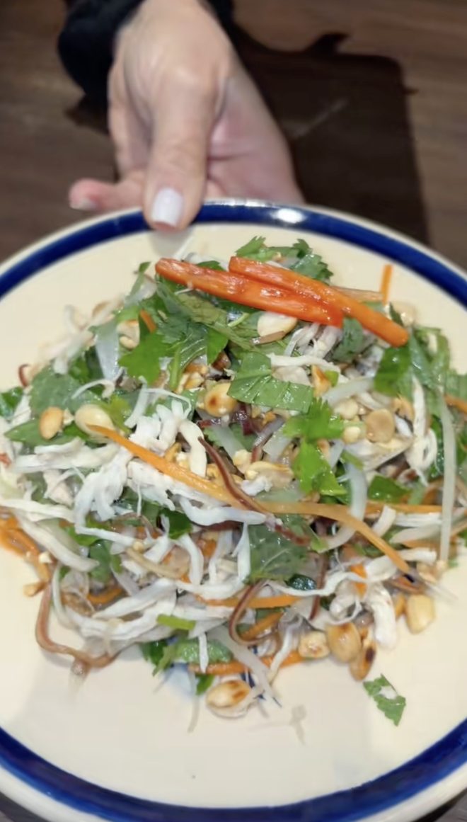 Bữa cơm nh&agrave; gi&aacute; 1,8 triệu khiến 4 vị kh&aacute;ch T&acirc;y ngỡ ng&agrave;ng khi du lịch H&agrave; Nội- Ảnh 3.