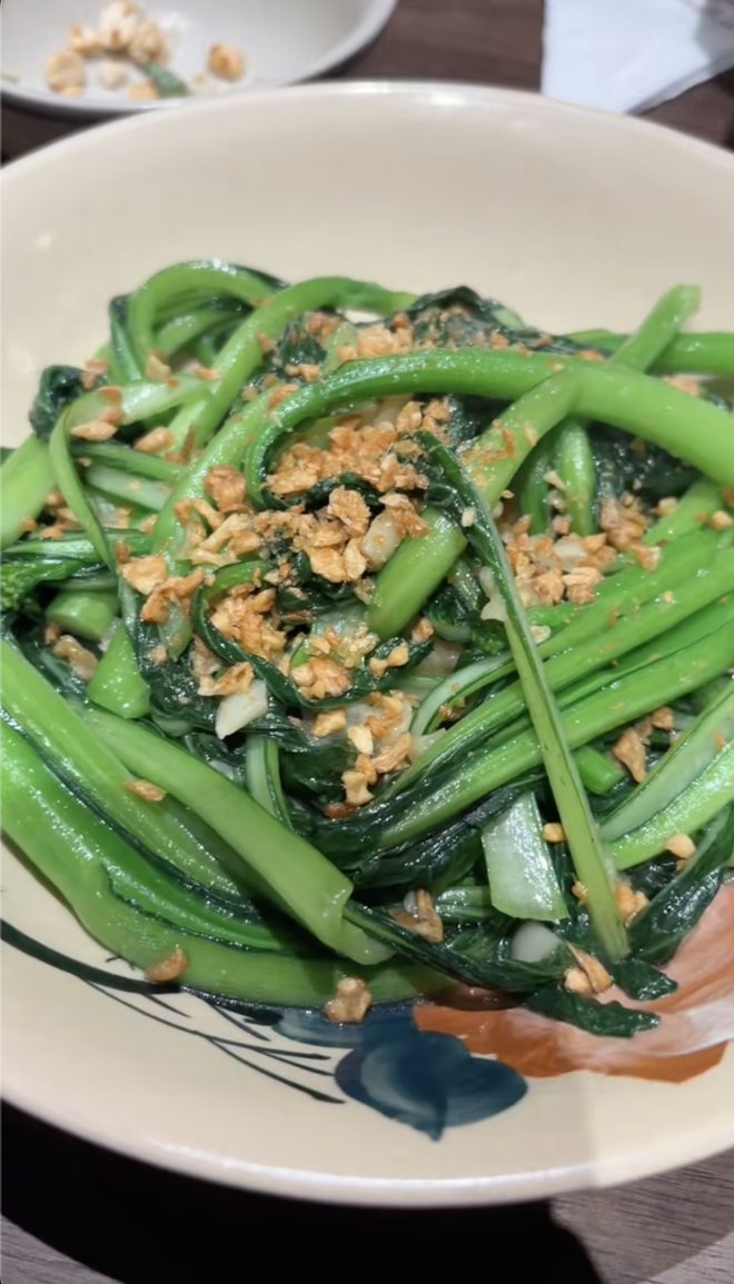 Bữa cơm nh&agrave; gi&aacute; 1,8 triệu khiến 4 vị kh&aacute;ch T&acirc;y ngỡ ng&agrave;ng khi du lịch H&agrave; Nội- Ảnh 6.