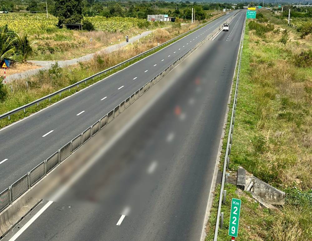 Điều tra vụ nghi c&aacute;n người tr&ecirc;n cao tốc Vĩnh Hảo - Phan Thiết: Chỉ c&ograve;n c&aacute;nh tay - Ảnh 1.