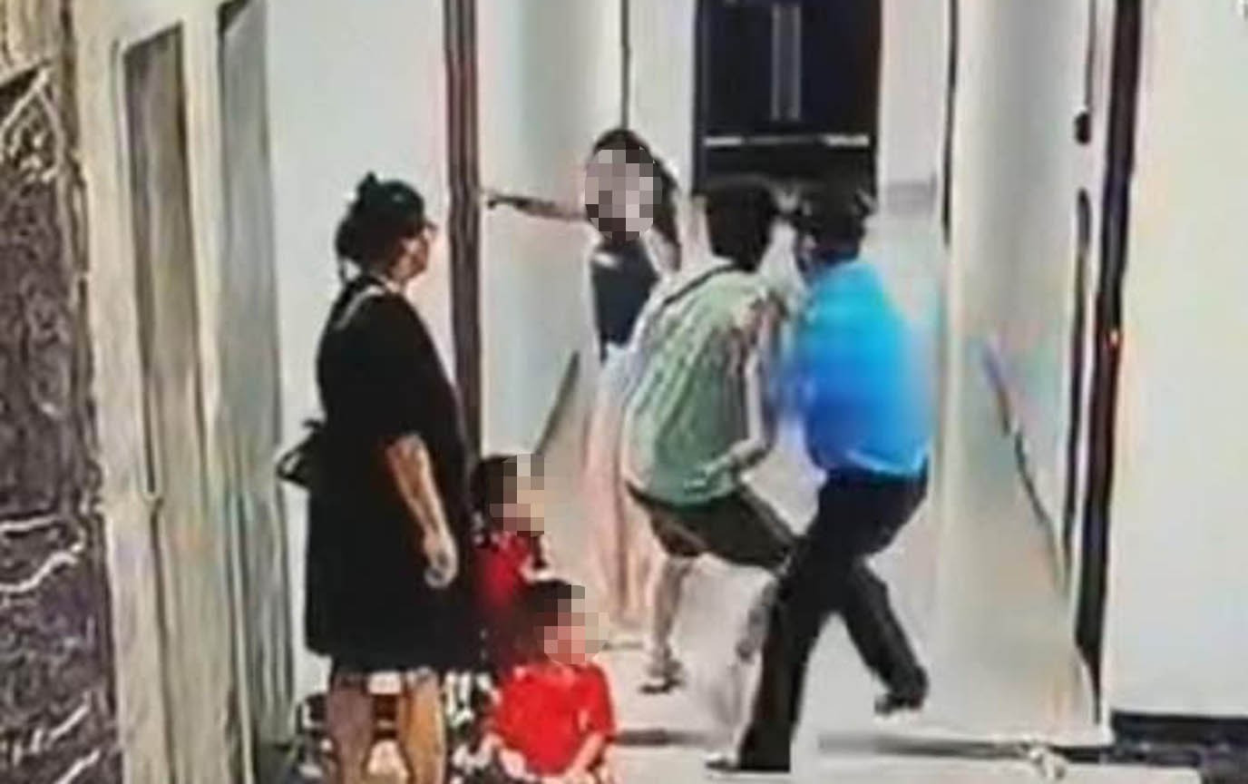 X&eacute;t xử vụ h&agrave;nh hung phụ nữ tại H&agrave; Nội: Bị c&aacute;o c&uacute;i gằm mặt tại t&ograve;a - Ảnh 7.