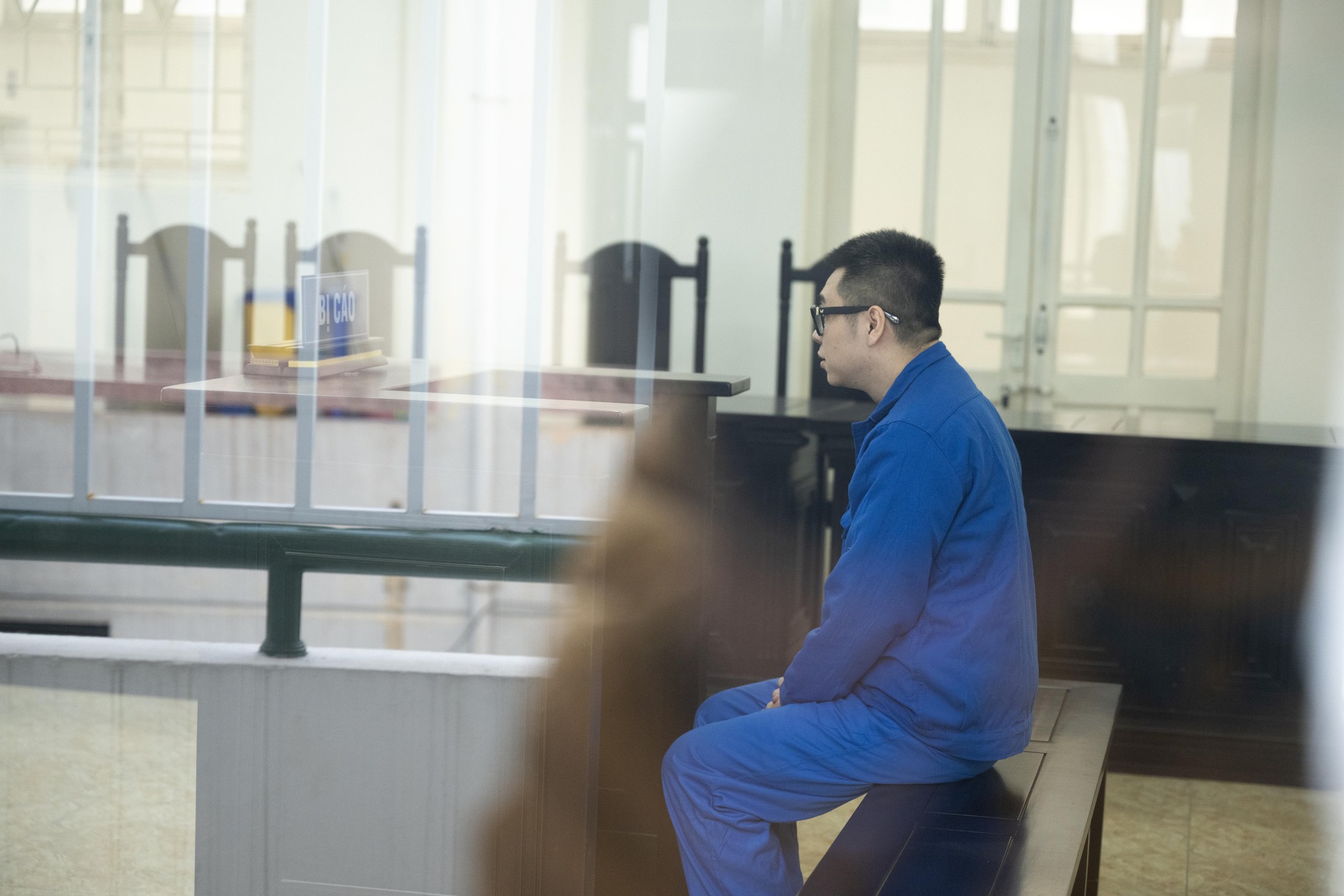 X&eacute;t xử vụ h&agrave;nh hung phụ nữ tại H&agrave; Nội: Bị c&aacute;o c&uacute;i gằm mặt tại t&ograve;a - Ảnh 4.