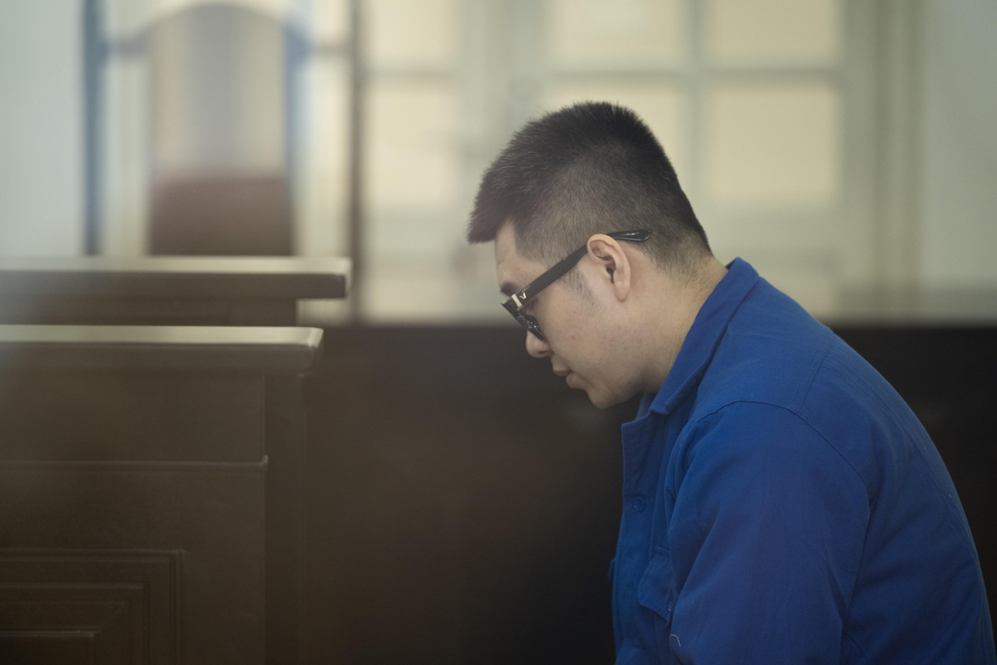 X&eacute;t xử vụ h&agrave;nh hung phụ nữ tại H&agrave; Nội: Bị c&aacute;o c&uacute;i gằm mặt tại t&ograve;a - Ảnh 2.