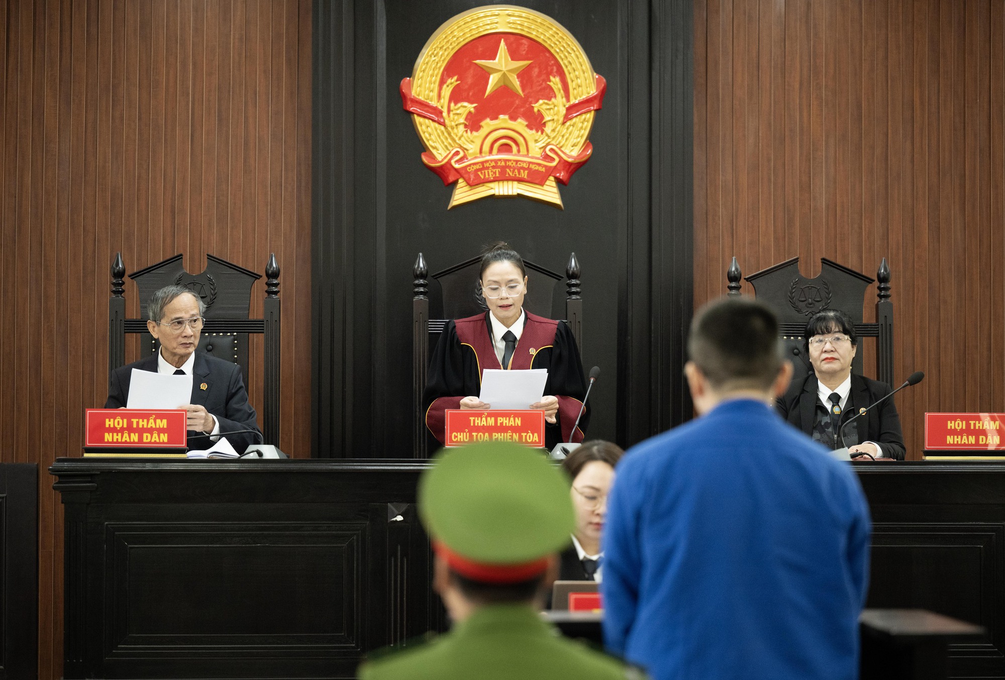 X&eacute;t xử vụ h&agrave;nh hung phụ nữ tại H&agrave; Nội: Bị c&aacute;o c&uacute;i gằm mặt tại t&ograve;a - Ảnh 5.