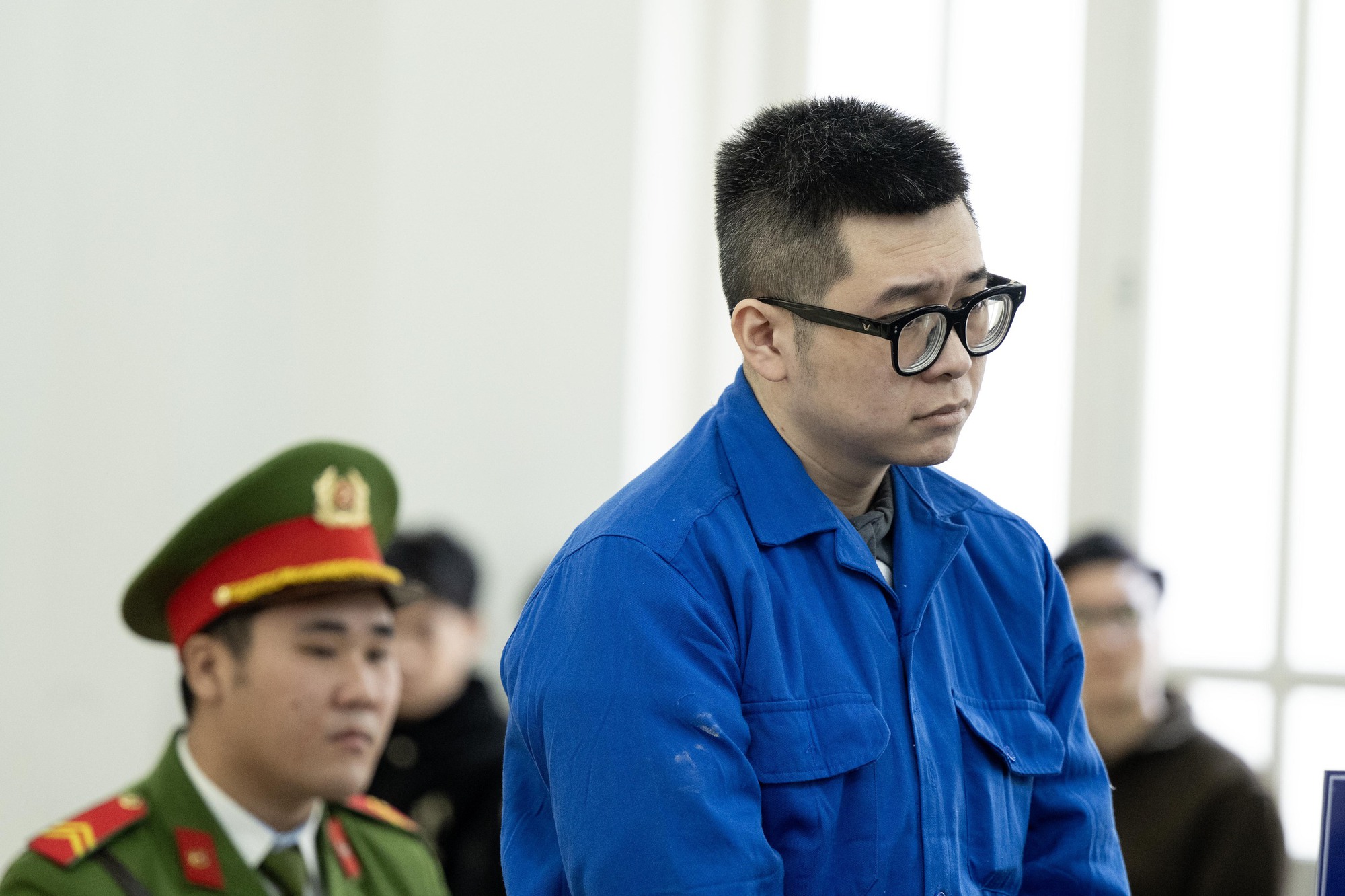 X&eacute;t xử vụ h&agrave;nh hung phụ nữ tại H&agrave; Nội: Bị c&aacute;o c&uacute;i gằm mặt tại t&ograve;a - Ảnh 3.