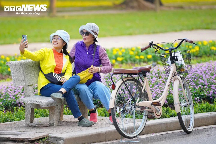 Thời tiết 4 ng&agrave;y nghỉ Tết Dương lịch 2026: Nắng ấm v&agrave; mưa rải r&aacute;c - Ảnh 1.