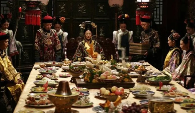 Phi tần mỗi ng&agrave;y chỉ được ph&aacute;t chừng ấy thức ăn, bị cấm qua lại cung kh&aacute;c v&agrave; sống nhờ một th&uacute; giải khu&acirc;y- Ảnh 1.