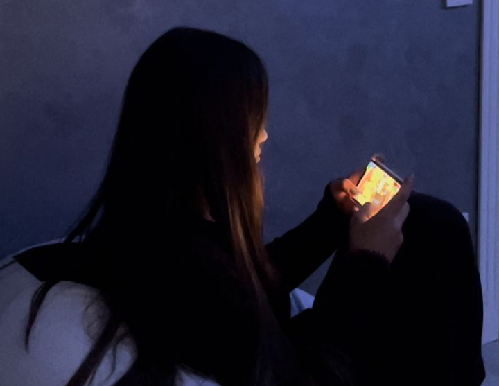 C&ocirc; g&aacute;i trẻ mắc ung thư tuyến gi&aacute;p, b&aacute;c sĩ chỉ v&agrave;o chiếc điện thoại v&agrave; n&oacute;i: 