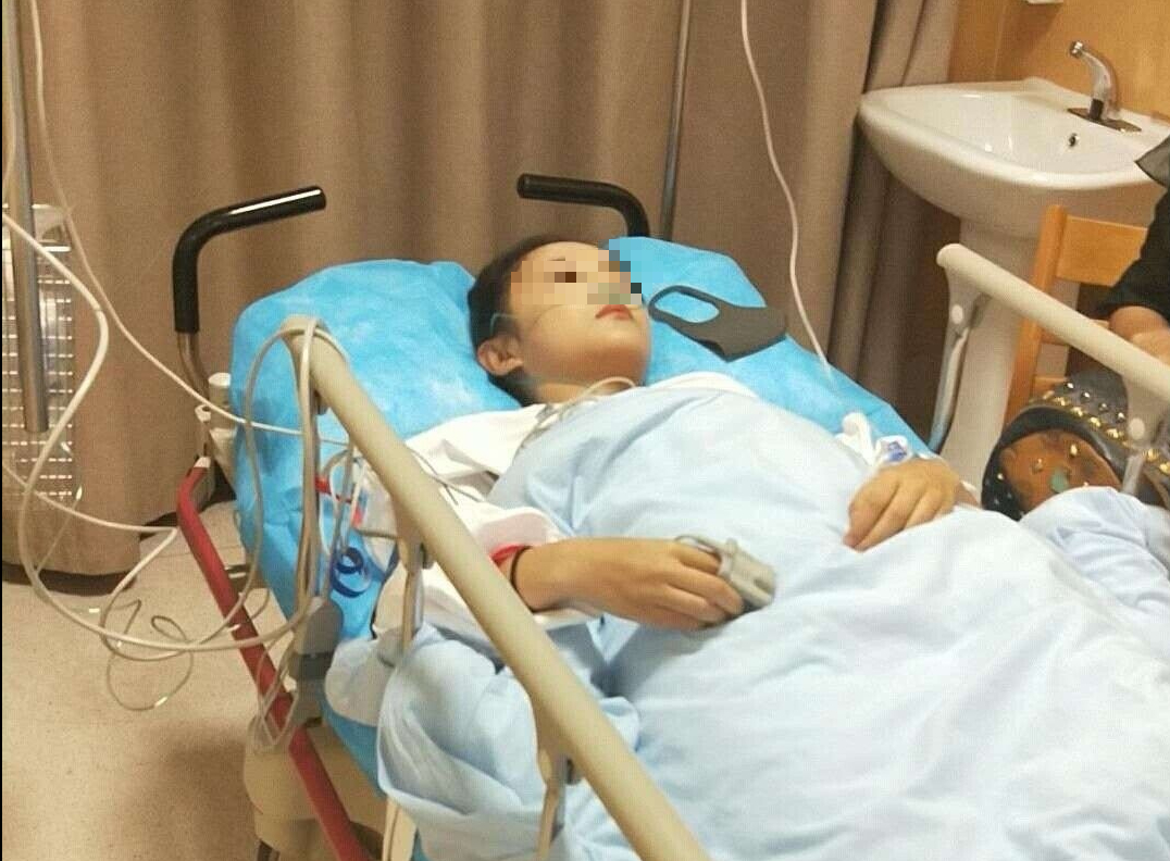 C&ocirc; g&aacute;i trẻ mắc ung thư tuyến gi&aacute;p, b&aacute;c sĩ chỉ v&agrave;o chiếc điện thoại v&agrave; n&oacute;i: 