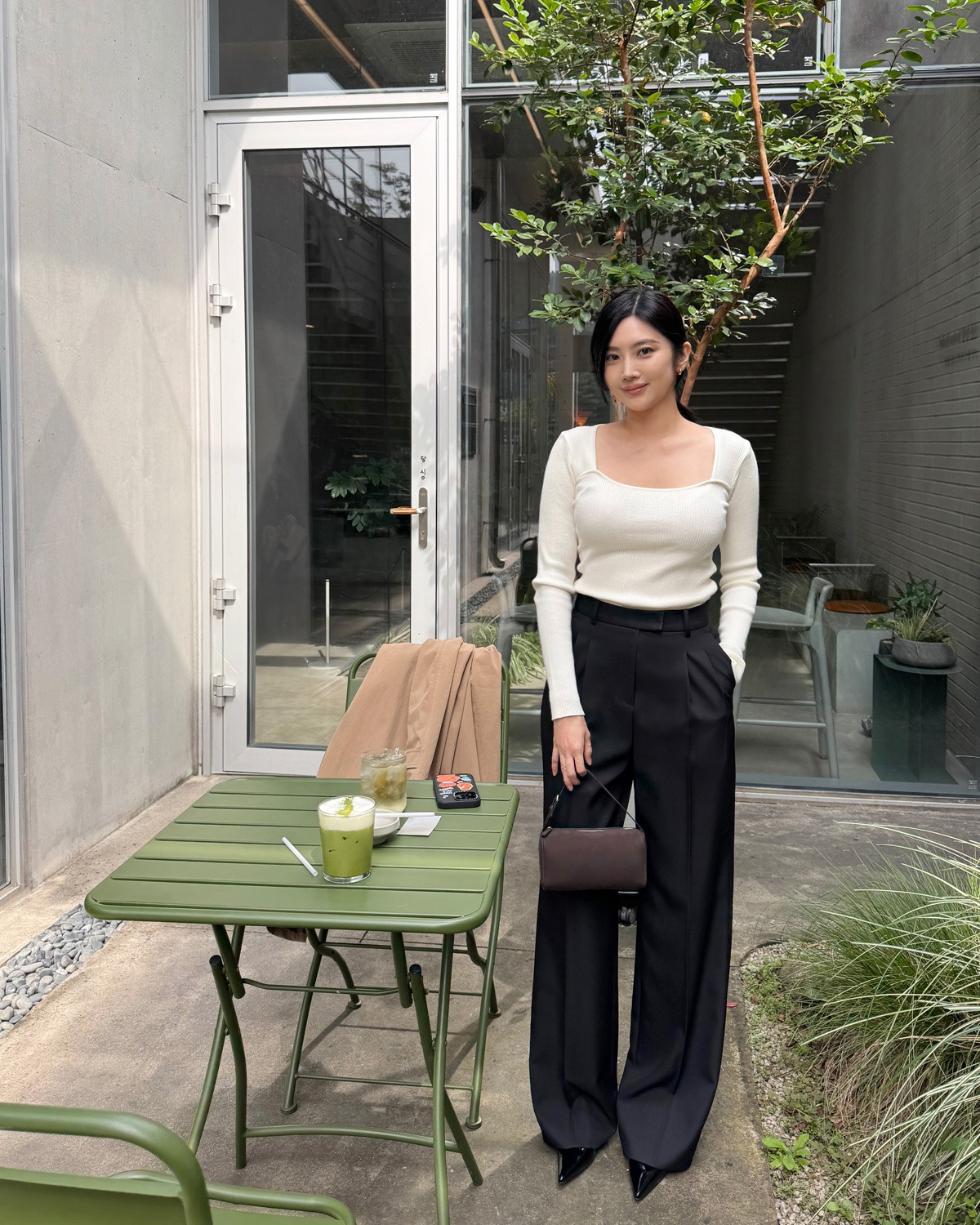 5 Combo áo và quần dài sành điệu cho nàng phối đồ không váy - Ảnh 8. 5 Combo áo và quần dài sành điệu cho nàng phối đồ không váy - Ảnh 8.