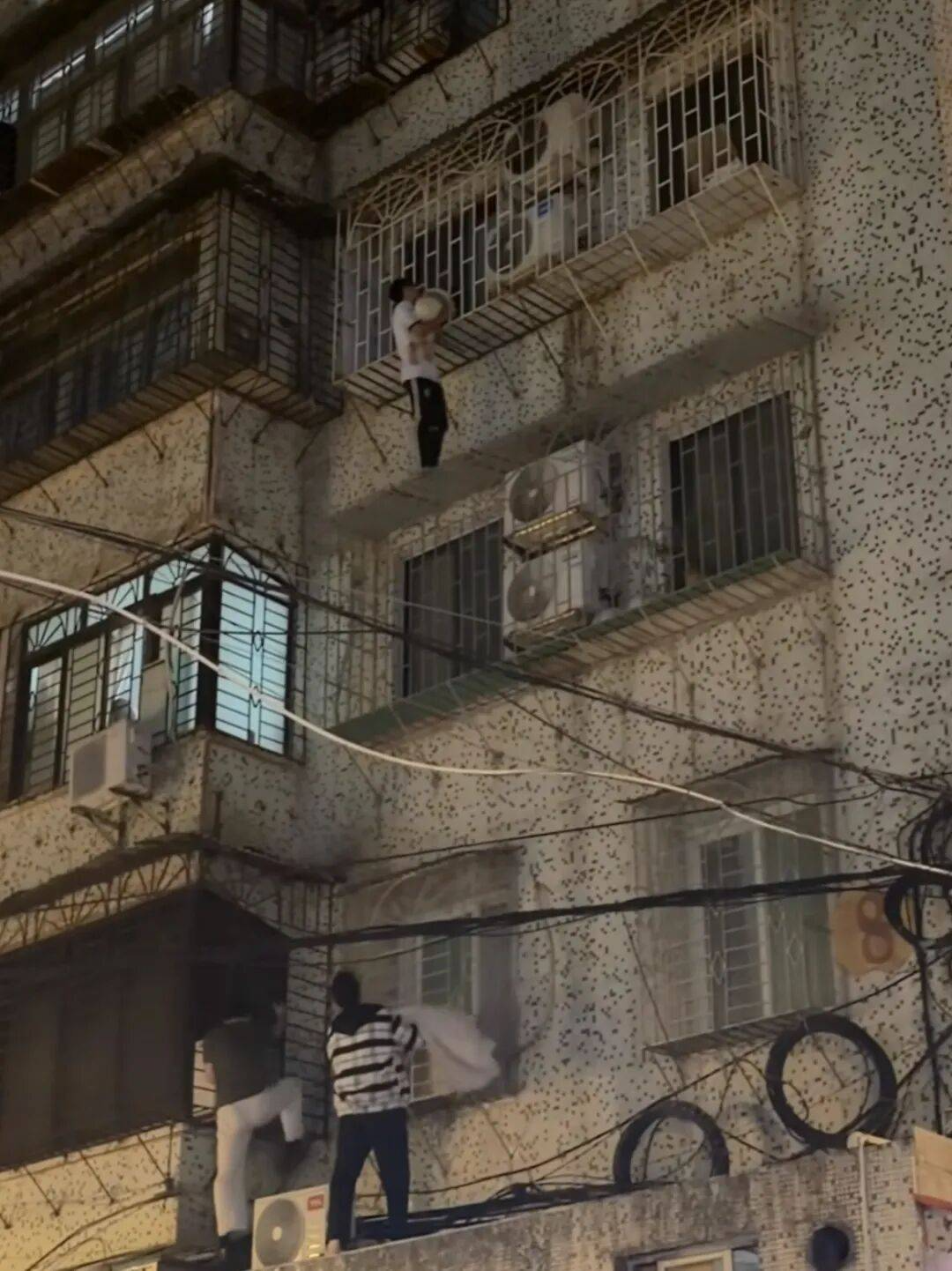 Video cứu sống b&eacute; trai lọt ra khỏi lan can tầng 4: H&eacute; lộ ch&acirc;n dung 