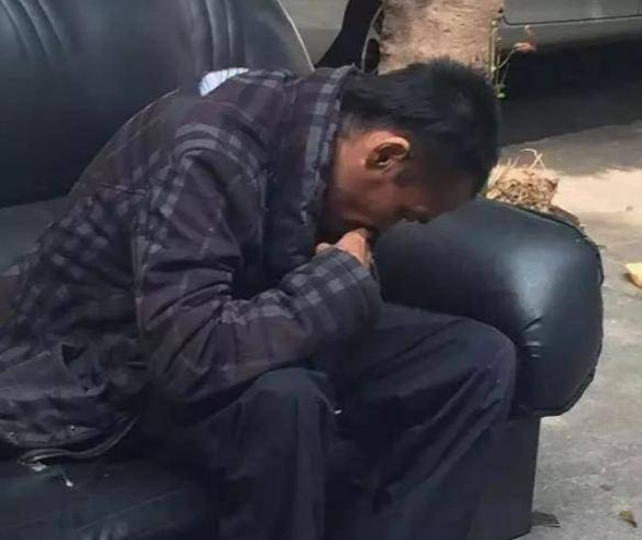 Ph&aacute;t hiện một nam sinh học giỏi nhưng du học về nước sống lang thang, phải ngủ dưới gầm cầu 14 năm- Ảnh 2.