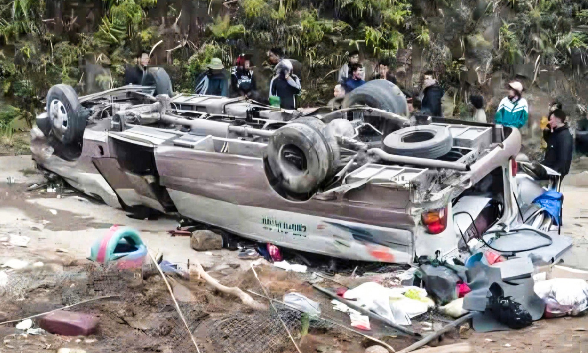 Vụ lật xe chở đo&agrave;n thiện nguyện ở L&agrave;o Cai: 9 người tử vong thương t&acirc;m - Ảnh 7.