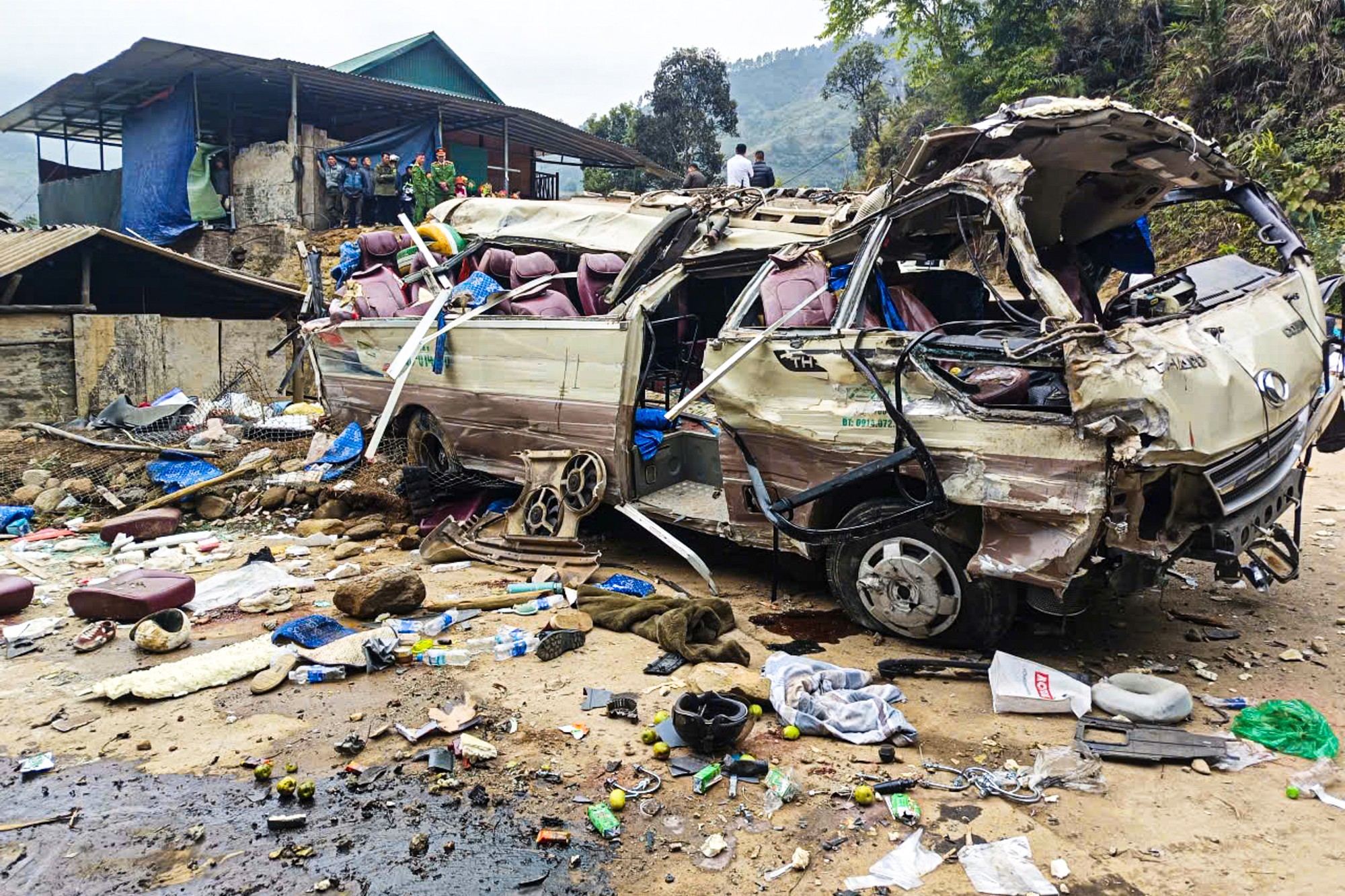 Vụ lật xe chở đo&agrave;n thiện nguyện ở L&agrave;o Cai: 9 người tử vong thương t&acirc;m - Ảnh 2.