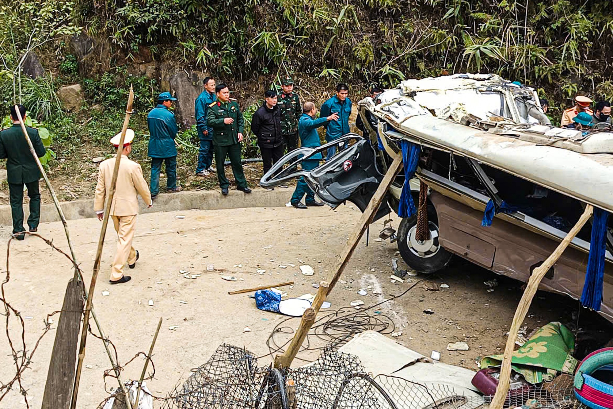 Vụ lật xe chở đo&agrave;n thiện nguyện ở L&agrave;o Cai: 9 người tử vong thương t&acirc;m - Ảnh 3.