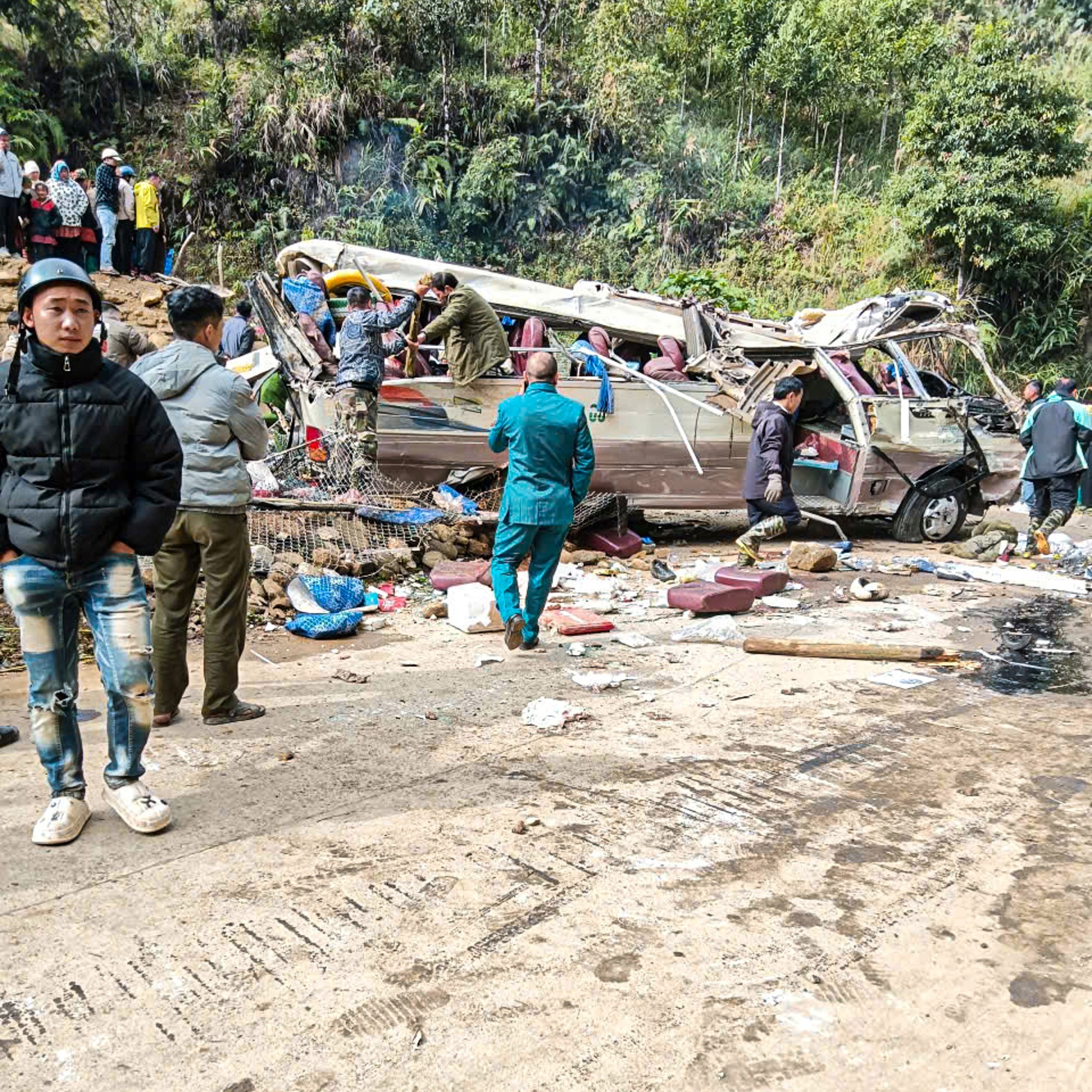 Vụ lật xe chở đo&agrave;n thiện nguyện ở L&agrave;o Cai: 9 người tử vong thương t&acirc;m - Ảnh 4.