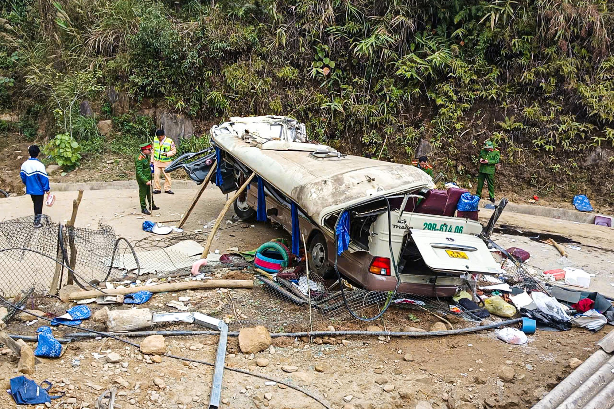Vụ lật xe chở đo&agrave;n thiện nguyện ở L&agrave;o Cai: 9 người tử vong thương t&acirc;m - Ảnh 5.