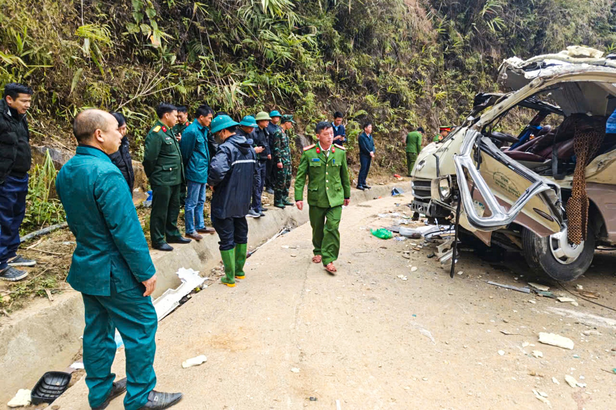 Vụ lật xe chở đo&agrave;n thiện nguyện ở L&agrave;o Cai: 9 người tử vong thương t&acirc;m - Ảnh 6.