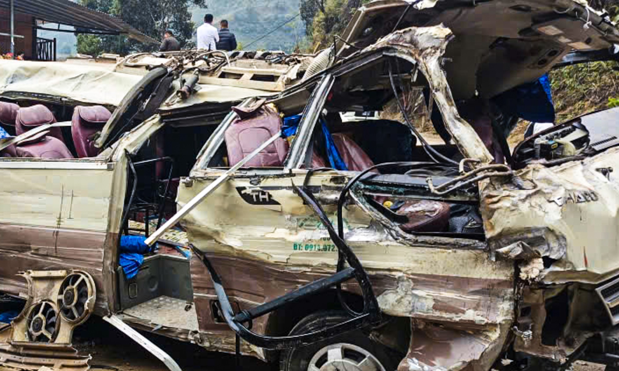 Vụ lật xe chở đo&agrave;n thiện nguyện ở L&agrave;o Cai: 9 người tử vong thương t&acirc;m - Ảnh 9.