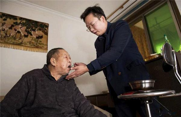 Ph&aacute;t hiện một thủ khoa đại học về qu&ecirc; l&agrave;m bảo vệ chợ, lương 7 triệu/ th&aacute;ng- Ảnh 2.