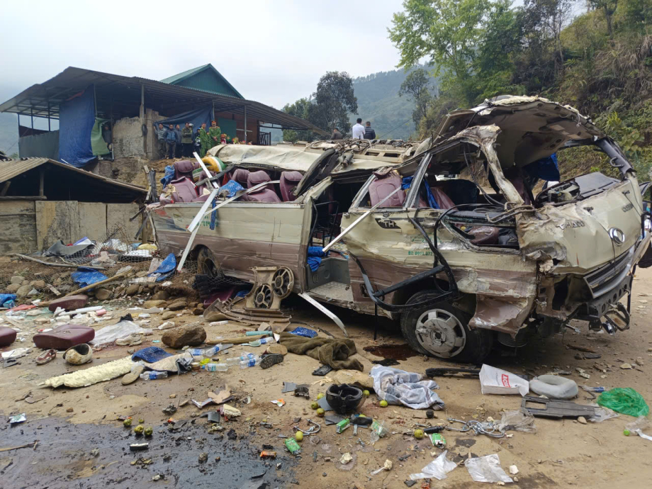 Xe kh&aacute;ch chở đo&agrave;n thiện nguyện lật khiến 18 người thương vong: Xe mất phanh - Ảnh 2.