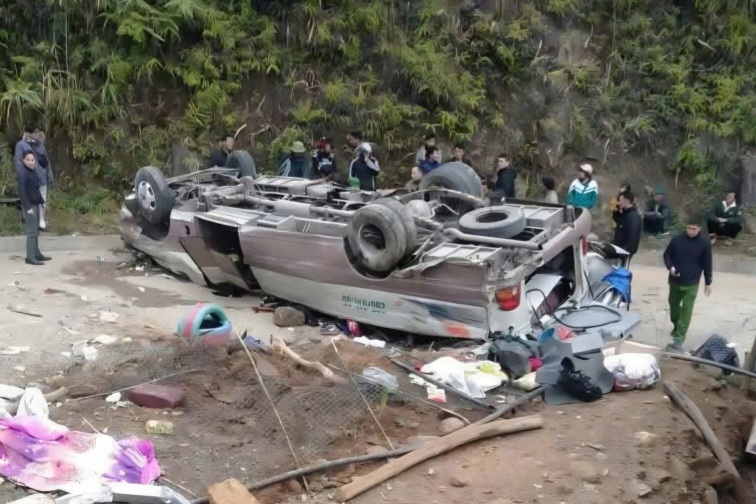 Xe kh&aacute;ch chở đo&agrave;n thiện nguyện lật khiến 18 người thương vong: Xe mất phanh - Ảnh 1.