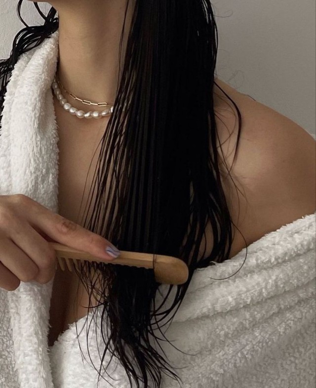 8 h&agrave;nh động quen đang khiến t&oacute;c bạn mỏng đi từng ng&agrave;y- Ảnh 2.