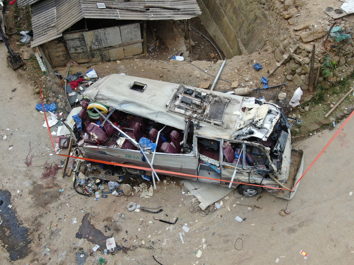 Vụ lật xe từ thiện tại L&agrave;o Cai: Dữ liệu camera h&agrave;nh tr&igrave;nh đầy đủ phục vụ điều tra - Ảnh 3.