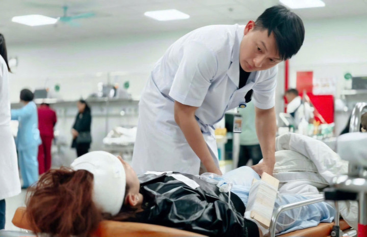 Đ&ecirc;m trắng ng&oacute;ng tin người th&acirc;n sau vụ lật xe chở đo&agrave;n từ thiện ở L&agrave;o Cai- Ảnh 2.