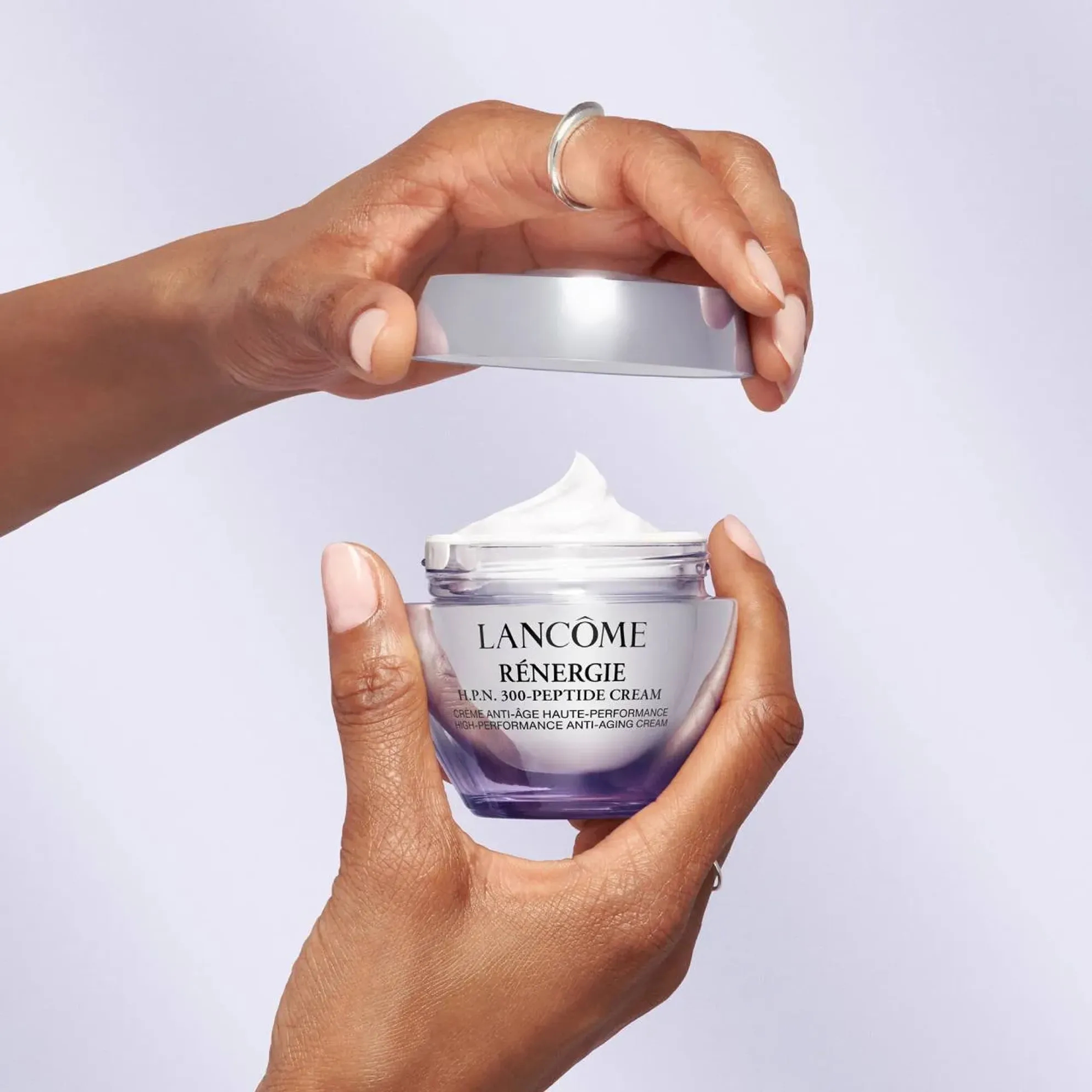 5 kem dưỡng giảm nếp nhăn d&agrave;nh cho da đ&atilde; xuất hiện dấu hiệu l&atilde;o h&oacute;a, b&aacute;c sĩ cũng khen ngợi- Ảnh 1.