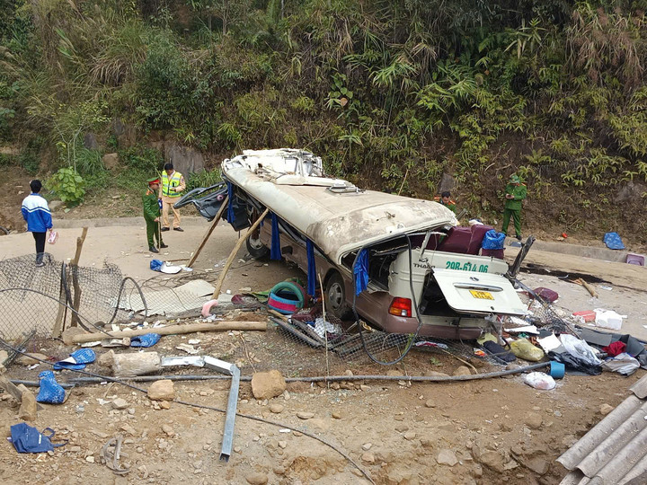 Danh t&iacute;nh 18 nạn nh&acirc;n thương vong vụ lật xe L&agrave;o Cai chở đo&agrave;n thiện nguyện - Ảnh 1.