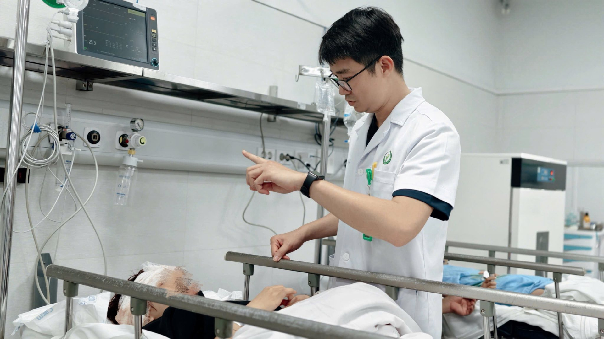 Nạn nh&acirc;n sống s&oacute;t trong vụ lật xe kh&aacute;ch ở L&agrave;o Cai: Nỗi đau kh&ocirc;ng ngu&ocirc;i - Ảnh 1.