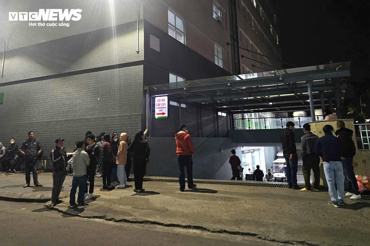 Đ&ecirc;m trắng ng&oacute;ng tin người th&acirc;n sau vụ lật xe chở đo&agrave;n từ thiện ở L&agrave;o Cai- Ảnh 1.