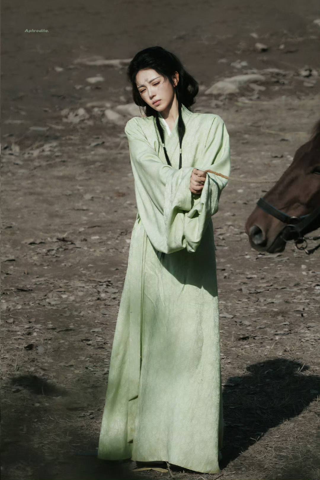 Chưa thấy ai bị đ&aacute;nh bầm dập lại đẹp gấp 100 lần như mỹ nh&acirc;n n&agrave;y: Visual sang xịn mịn, c&agrave;ng thảm c&agrave;ng phong thần- Ảnh 4.