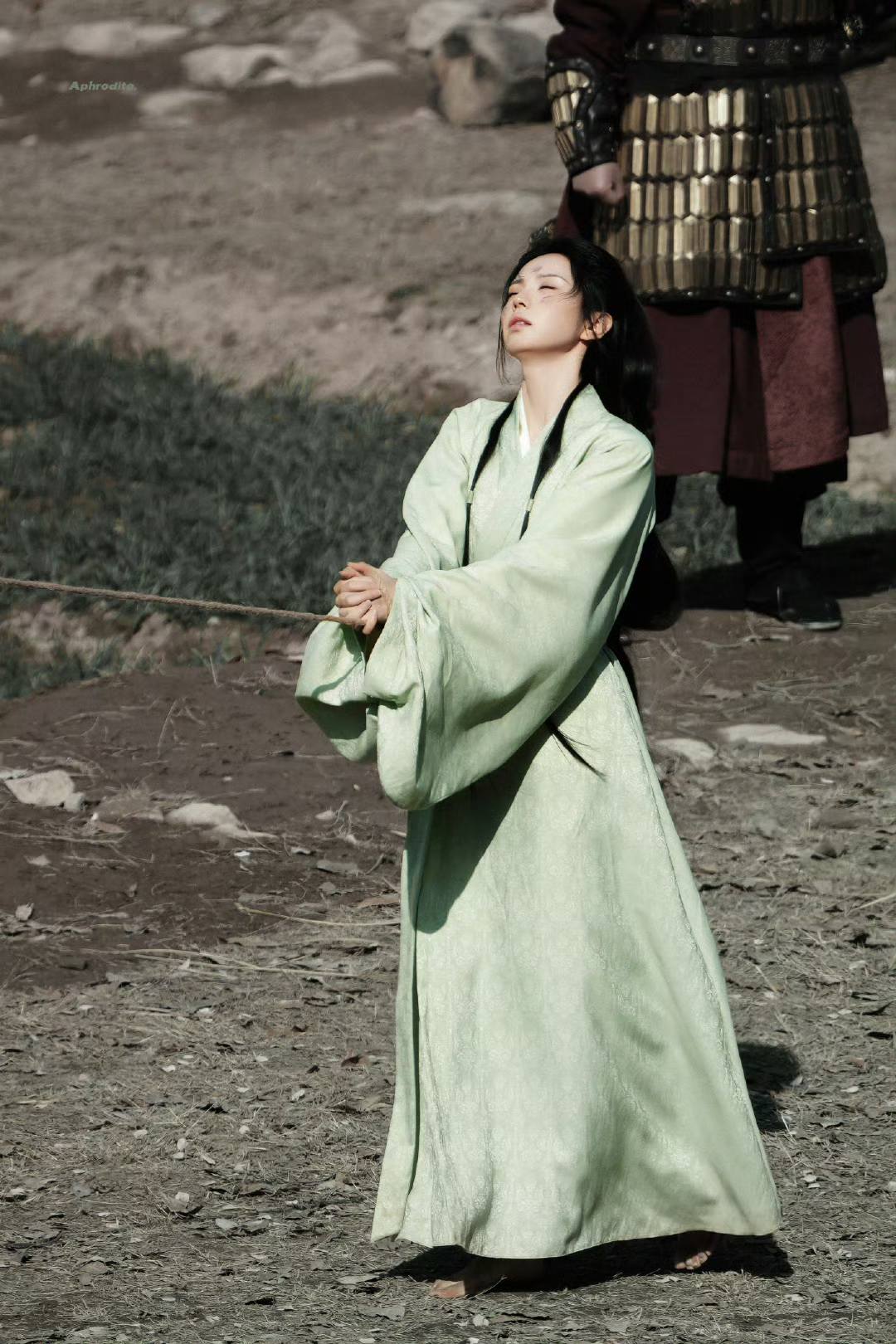 Chưa thấy ai bị đ&aacute;nh bầm dập lại đẹp gấp 100 lần như mỹ nh&acirc;n n&agrave;y: Visual sang xịn mịn, c&agrave;ng thảm c&agrave;ng phong thần- Ảnh 5.