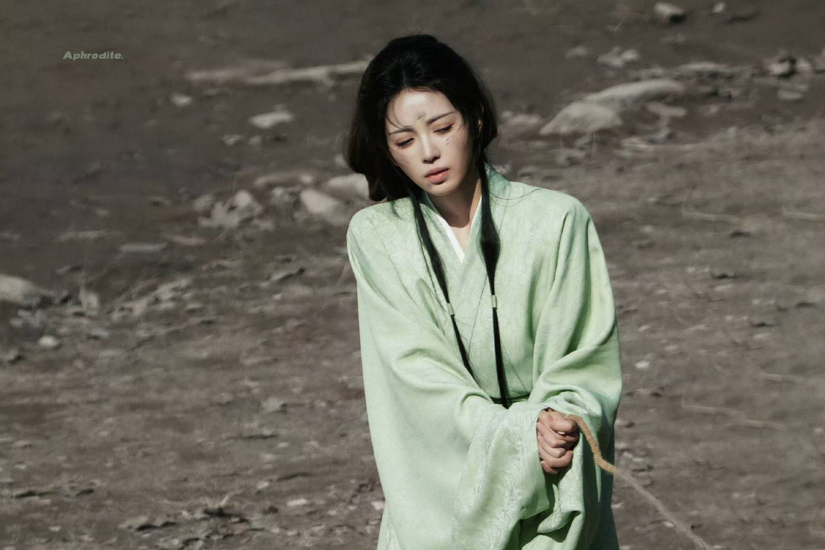 Chưa thấy ai bị đ&aacute;nh bầm dập lại đẹp gấp 100 lần như mỹ nh&acirc;n n&agrave;y: Visual sang xịn mịn, c&agrave;ng thảm c&agrave;ng phong thần- Ảnh 2.