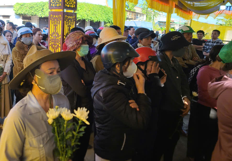 D&ograve;ng người tiễn đưa 4 nạn nh&acirc;n vụ ch&aacute;y nh&agrave; ở Đắk Lắk x&oacute;t xa v&agrave; cảm động - Ảnh 2.