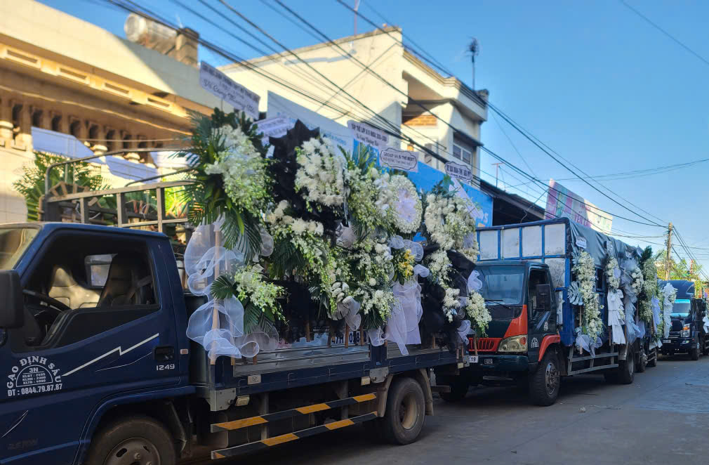 D&ograve;ng người tiễn đưa 4 nạn nh&acirc;n vụ ch&aacute;y nh&agrave; ở Đắk Lắk x&oacute;t xa v&agrave; cảm động - Ảnh 4.