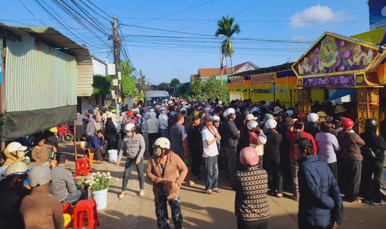 D&ograve;ng người tiễn đưa 4 nạn nh&acirc;n vụ ch&aacute;y nh&agrave; ở Đắk Lắk x&oacute;t xa v&agrave; cảm động - Ảnh 3.