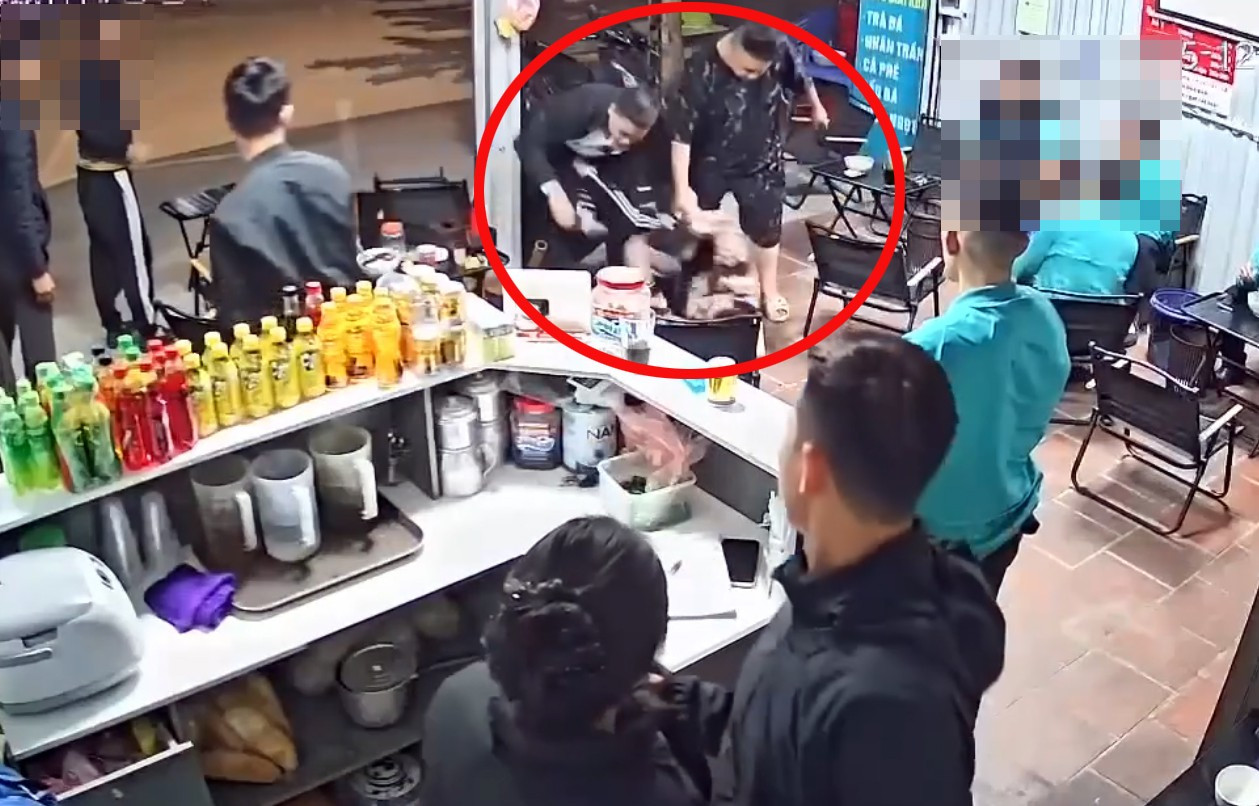 Nam thanh ni&ecirc;n bị nh&oacute;m c&ocirc;n đồ tấn c&ocirc;ng bằng dao tại bến xe Gi&aacute;p B&aacute;t - Ảnh 2.