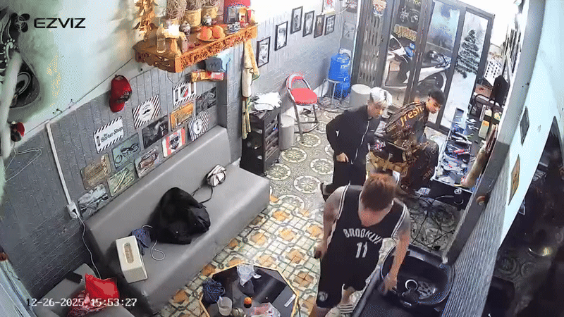 Nam thanh ni&ecirc;n rơi thủng trần nh&agrave; tiệm t&oacute;c ở Bắc Ninh khiến ai cũng h&uacute; hồn - Ảnh 1.