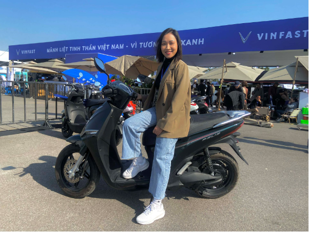 L&aacute;i thử tại Vietnam Mobility Show 2025, người d&ugrave;ng khen xe m&aacute;y điện VinFast khỏe v&agrave; &ecirc;m &aacute;i - Ảnh 2.