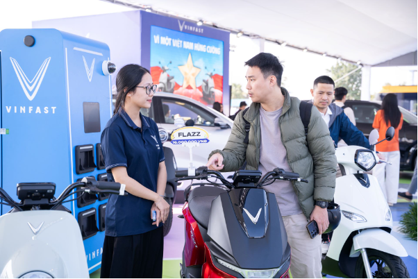 L&aacute;i thử tại Vietnam Mobility Show 2025, người d&ugrave;ng khen xe m&aacute;y điện VinFast khỏe v&agrave; &ecirc;m &aacute;i - Ảnh 3.